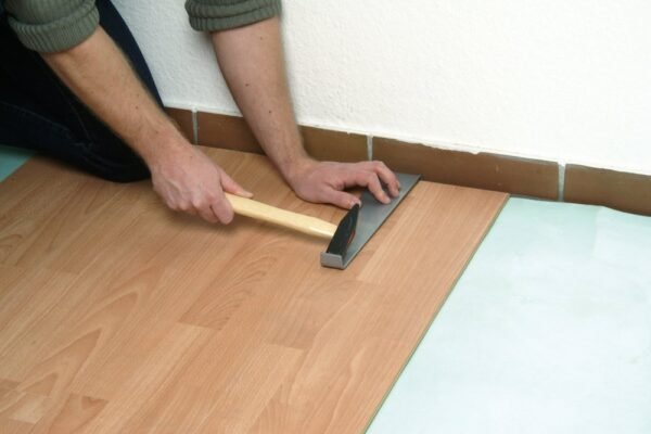 Wolfcraft Zugeisen 6927000 für fugenfreie Laminatverlegung und präzises Justieren